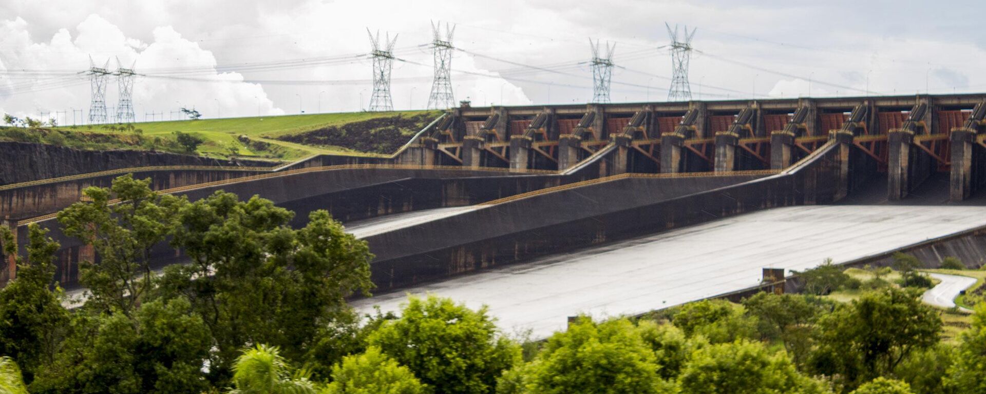 Vista da usina hidrelétrica de Itaipu, em Foz do Iguaçu (PR). A usina, binacional, está localizada no rio Paraná, entre Brasil e Paraguai - Sputnik Brasil, 1920, 28.03.2022