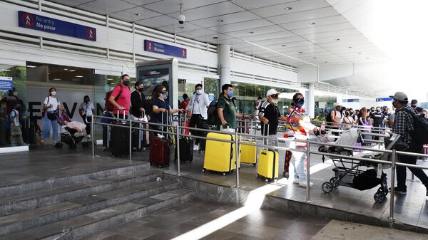 Turistas chegam ao Aeroporto Internacional de Cancún, no estado de Quintana Roo, no México, em 18 de agosto de 2021. - Sputnik Brasil