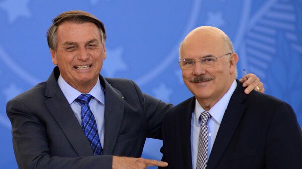 Em Brasília, o presidente brasileiro, Jair Bolsonaro (PL), aponta para o então ministro da Educação Milton Ribeiro durante cerimônia, em 4 de fevereiro de 2022. - Sputnik Brasil