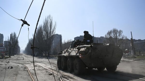Blindado de transporte BTR-82A da Milícia Popular de Donetsk em rua de Mariupol (foto de arquivo) - Sputnik Brasil