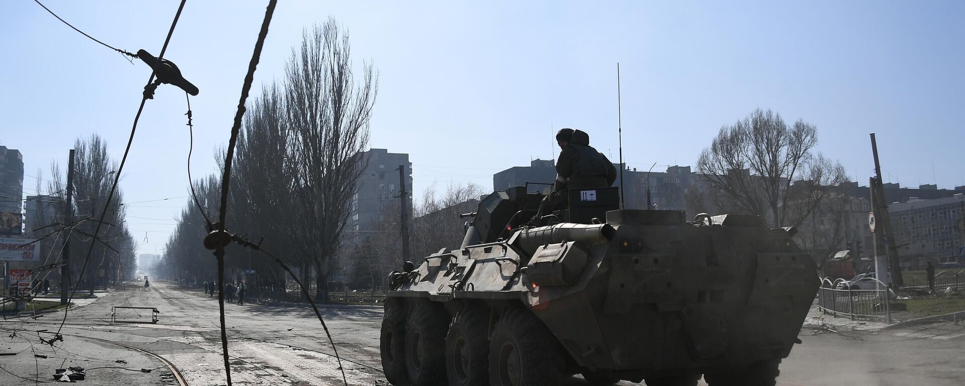 Blindado de transporte BTR-82A da milícia da República Popular de Donetsk (RPD) circula por rua de Mariupol. - Sputnik Brasil, 1920, 28.03.2022