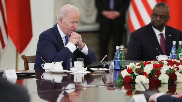 Em Varsóvia, na Polônia, o presidente dos EUA, Joe Biden (à esquerda), participa de reunião ao lado do secretário de Defesa norte-americano, Lloyd Austin (à direita), durante encontro com o presidente polonês, Andrzej Duda, em 26 de março de 2022. - Sputnik Brasil