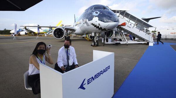 O avião comercial Embraer E190-E2 durante o Singapore Airshow 2022, em Cingapura, 15 de fevereiro de 2022. - Sputnik Brasil
