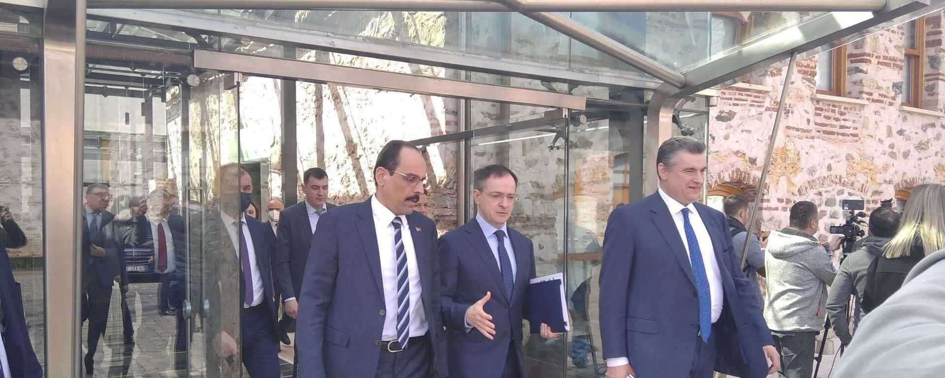 Membros da delegação russa saem do palácio Dolmabahce, em Istambul, onde decorrem as negociações de paz para resolver o conflito ucraniano, 29 de março de 2022 - Sputnik Brasil, 1920, 29.03.2022