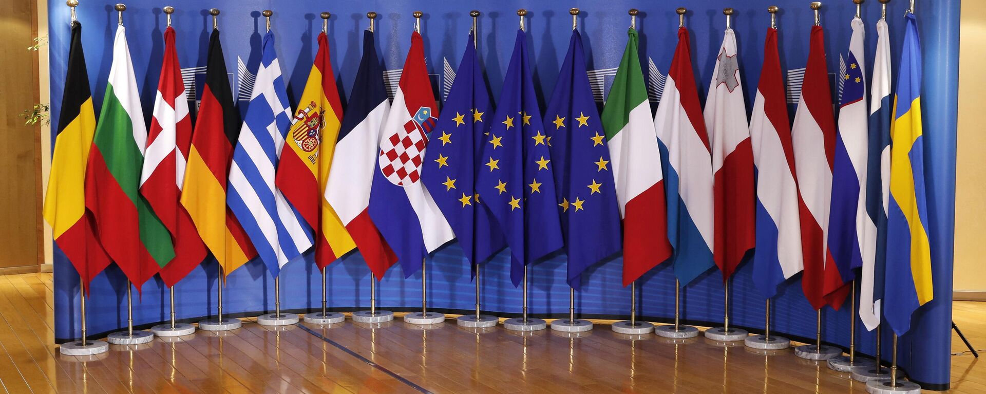 Bandeiras de 16 países da UE são vistas antes de uma emergência líderes da União Europeia na sede da UE em Bruxelas (foto de arquivo) - Sputnik Brasil, 1920, 31.05.2022