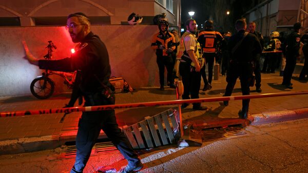 Equipe de segurança e médicos israelenses protegem a cena de um ataque em que pessoas foram mortas por um atirador em uma rua principal de Bnei Brak, perto de Tel Aviv, Israel, 29 de março de 2022 - Sputnik Brasil
