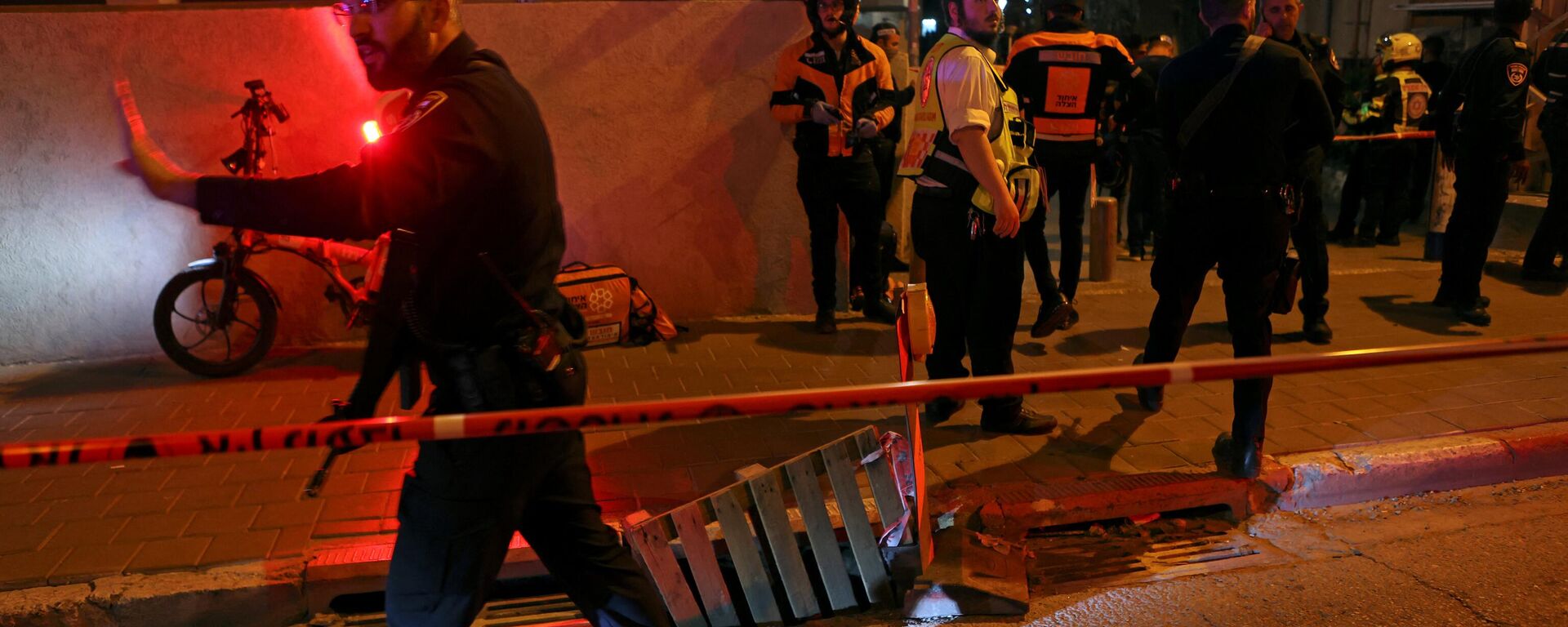 Equipe de segurança e médicos israelenses protegem a cena de um ataque em que pessoas foram mortas por um atirador em uma rua principal de Bnei Brak, perto de Tel Aviv, Israel, 29 de março de 2022 - Sputnik Brasil, 1920, 29.03.2022