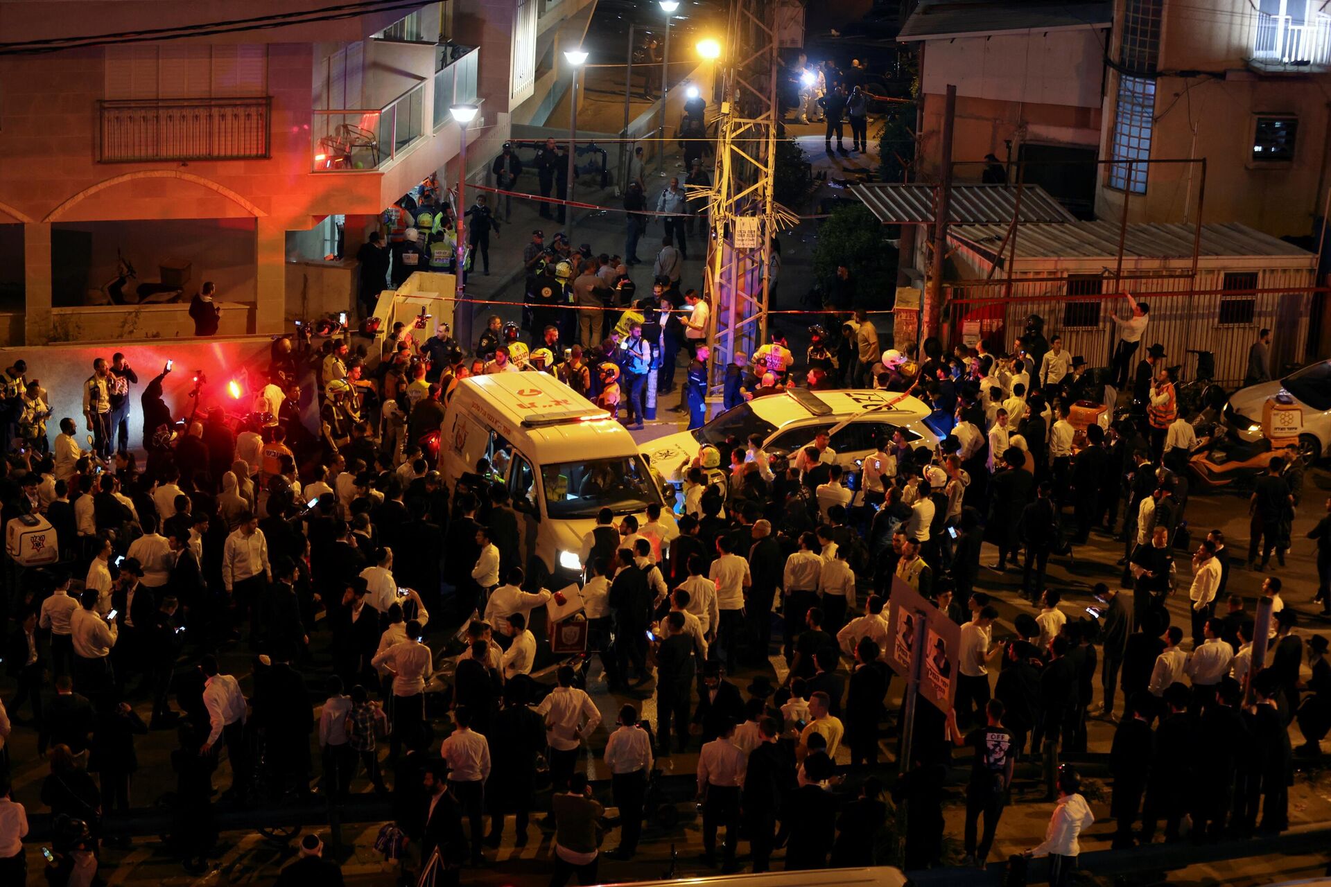 Pessoas se reúnem no local de um ataque no qual pessoas foram mortas por um atirador em uma rua principal de Bnei Brak, perto de Tel Aviv, Israel, em 29 de março de 2022 - Sputnik Brasil, 1920, 29.03.2022