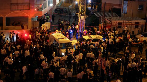 Pessoas se reúnem no local de um ataque no qual pessoas foram mortas por um atirador em uma rua principal de Bnei Brak, perto de Tel Aviv, Israel, em 29 de março de 2022 - Sputnik Brasil