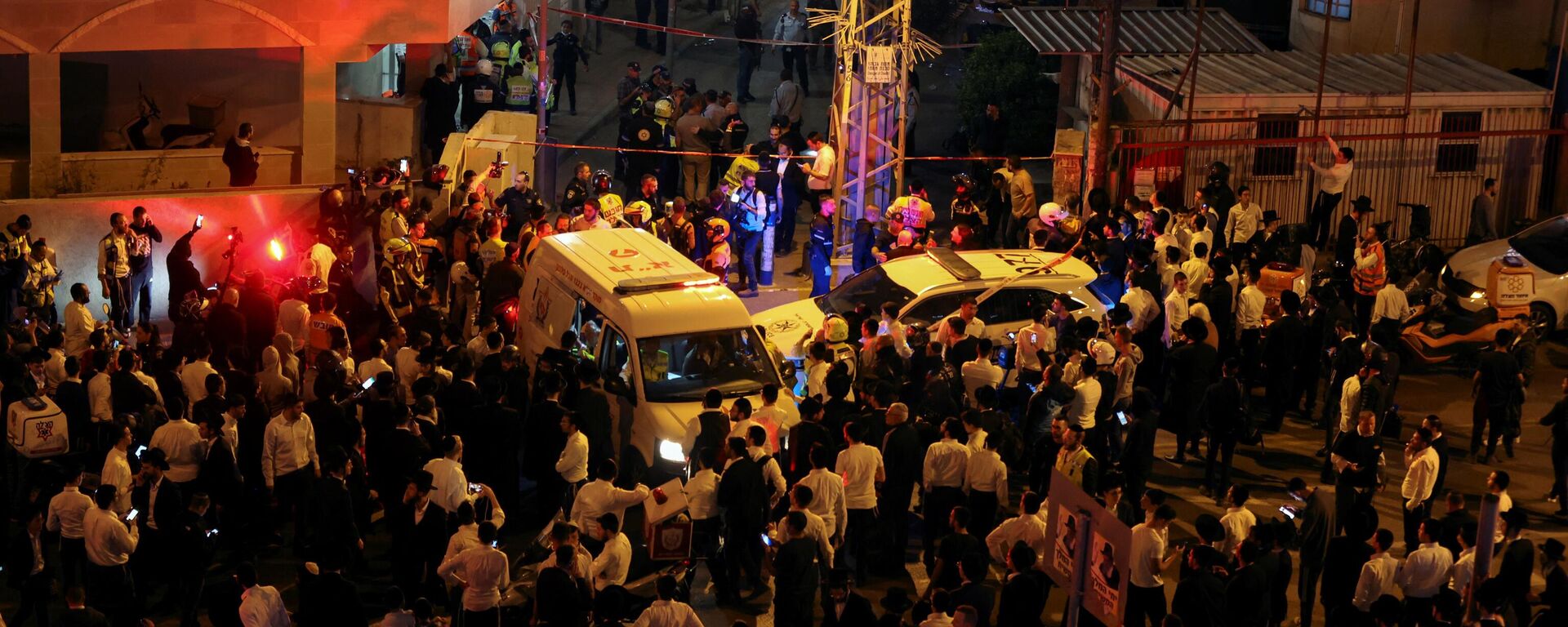 Pessoas se reúnem no local de um ataque no qual pessoas foram mortas por um atirador em uma rua principal de Bnei Brak, perto de Tel Aviv, Israel, em 29 de março de 2022 - Sputnik Brasil, 1920, 31.03.2022