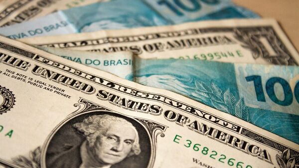 Cédulas de dólar e real (imagem de referência). - Sputnik Brasil