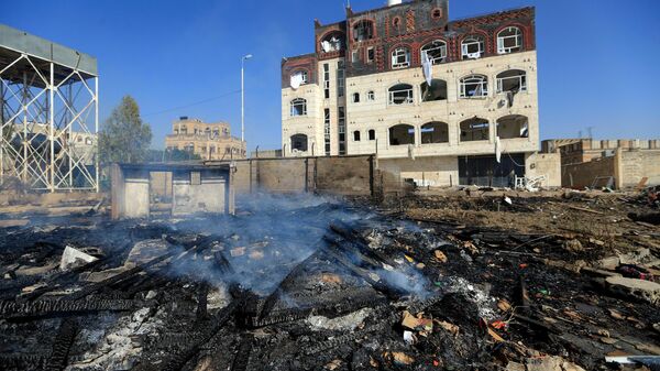 Foto mostra danos após ataques aéreos noturnos da coalizão liderada pela Arábia Saudita, visando a capital iemenita Sanaa, controlada pelos houthis, em 26 de março de 2022 - Sputnik Brasil