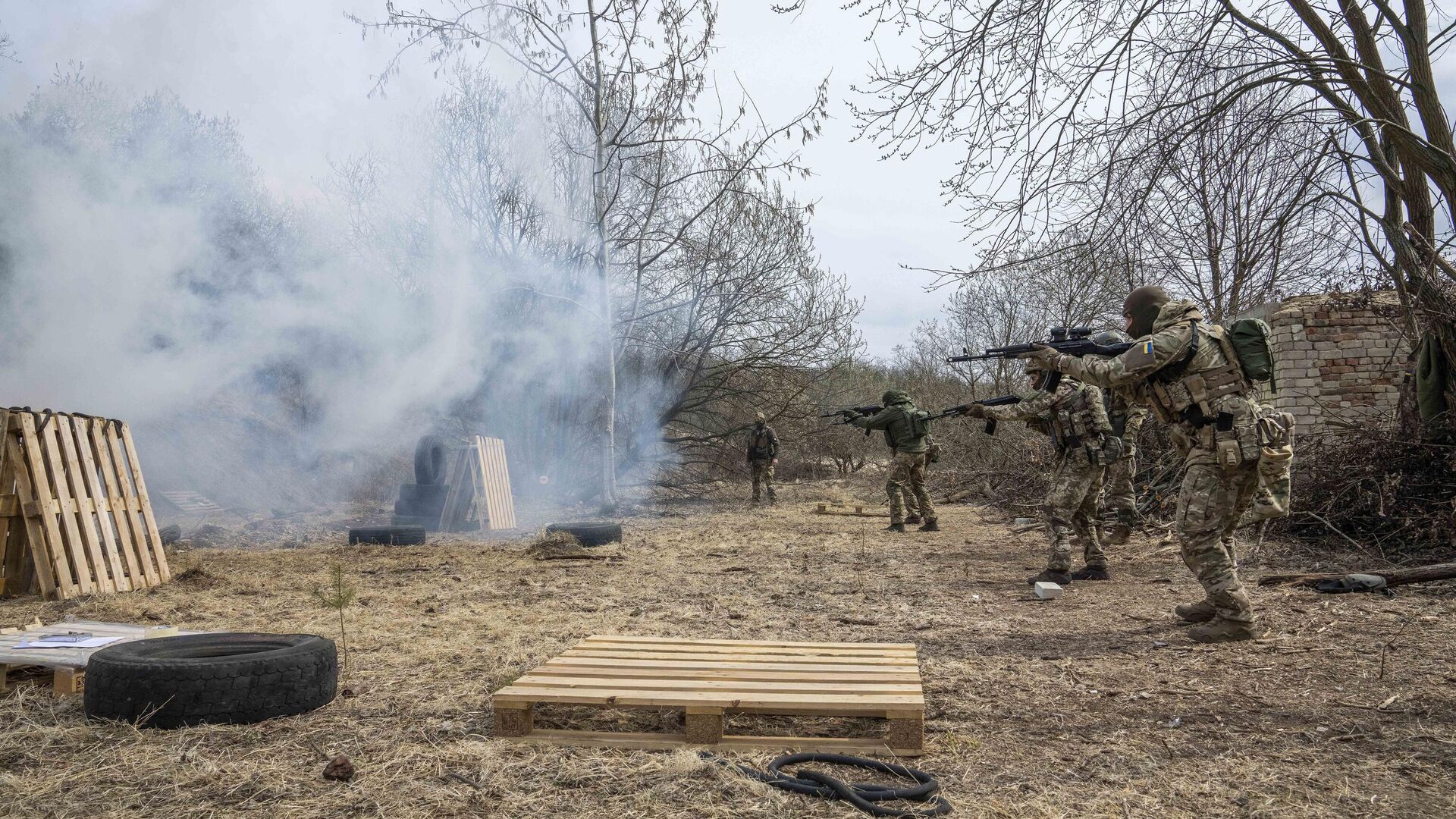 Soldados ucranianos disparam durante exercício de treinamento, em local não revelado, perto de Lviv, no oeste da Ucrânia, em 29 de março de 2022. - Sputnik Brasil, 1920, 31.03.2022