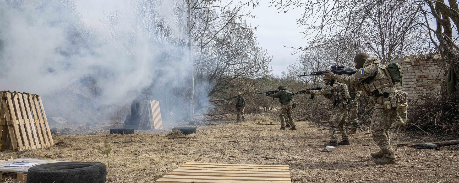 Soldados ucranianos disparam durante exercício de treinamento, em um local não revelado, perto de Lviv, no oeste da Ucrânia, em 29 de março de 2022 - Sputnik Brasil, 1920, 01.08.2022