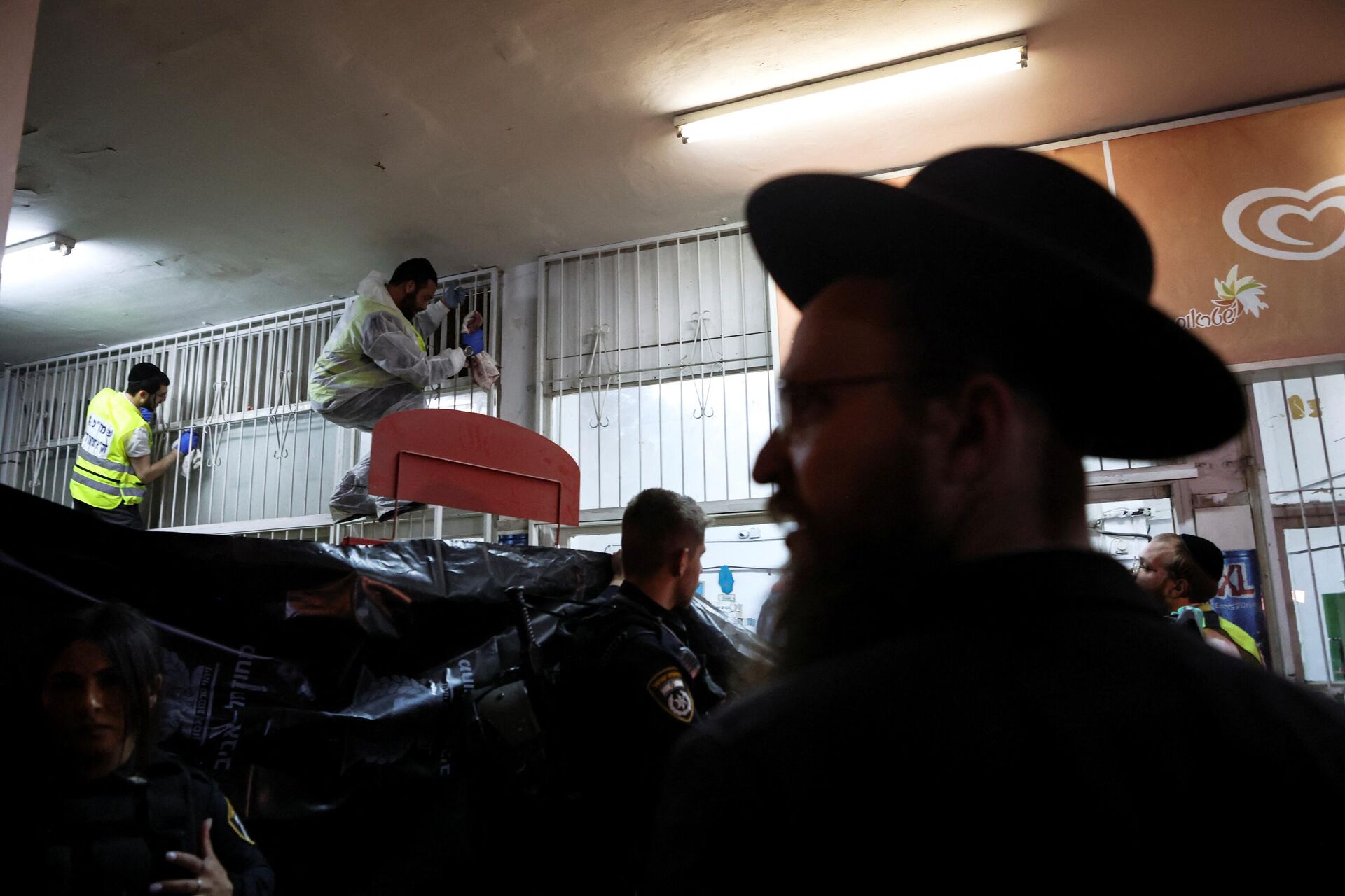 Especialistas forenses da polícia israelense trabalham no local de ataque fatal a tiros em Bnei Brak, perto de Tel Aviv, Israel, 29 de março de 2022 - Sputnik Brasil, 1920, 30.03.2022