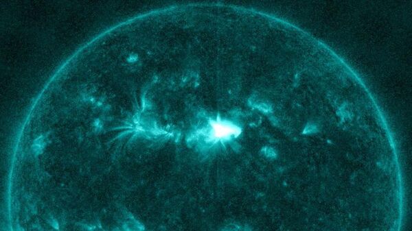 Uma das erupções solares registrada pela NASA na mancha solar AR2975 - Sputnik Brasil