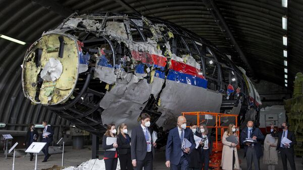 Participantes da investigação sobre a queda do voo MH17 observam destroços na reconstrução do incidente em uma base no sul dos Países Baixos, 26 de maio de 2021 - Sputnik Brasil