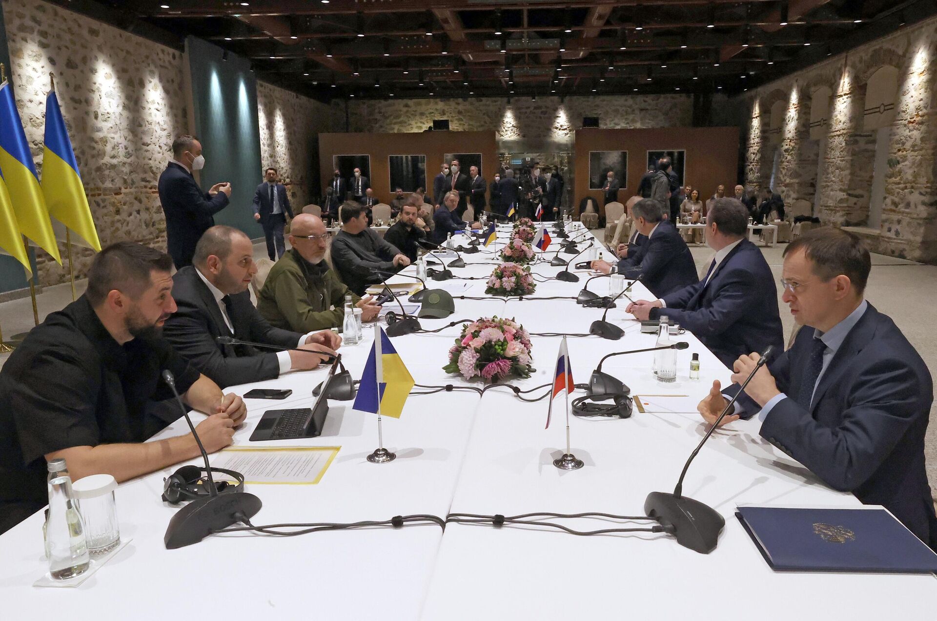 Membro da delegação ucraniana David Arakhamiya (à esquerda) e o chefe da delegação da Rússia Vladimir Medinsky durante conversações na Turquia - Sputnik Brasil, 1920, 09.05.2022