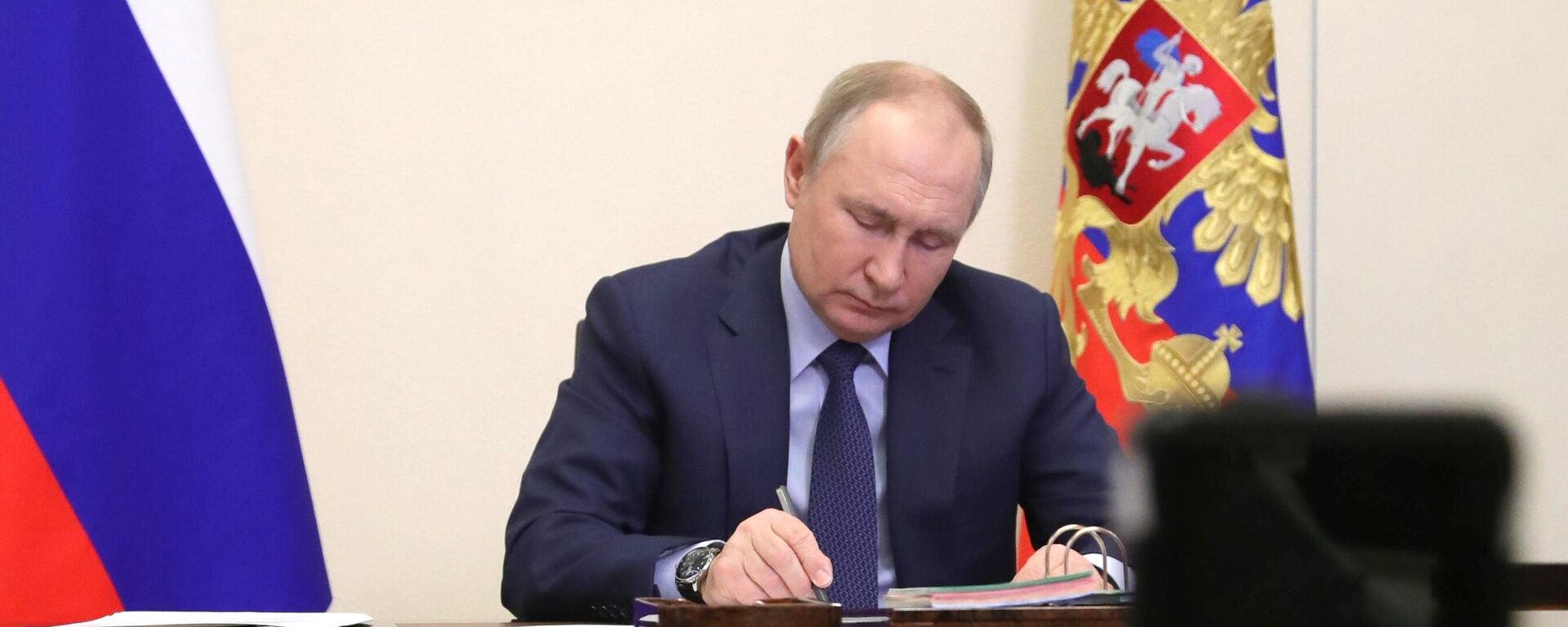 O presidente da Rússia, Vladimir Putin, participa de videoconferência em 25 de março de 2022. - Sputnik Brasil, 1920, 30.03.2022