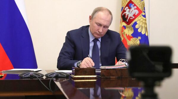 O presidente da Rússia, Vladimir Putin, participa de videoconferência em 25 de março de 2022. - Sputnik Brasil