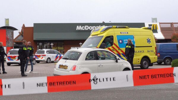 Em Zwolle, nos Países Baixos, policiais cercam um restaurante do McDonald's após um atirador matar duas pessoas no local, em 30 de março de 2022. - Sputnik Brasil