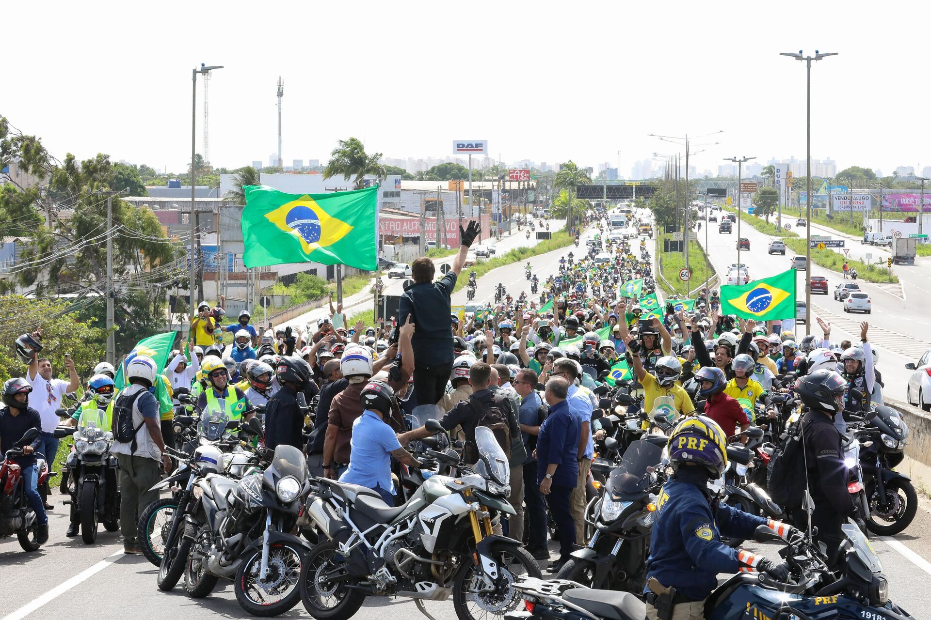 Bolsonaro acena para apoiadores no fim de motociata no Rio Grande do Norte, 30 de março de 2022 - Sputnik Brasil, 1920, 30.03.2022