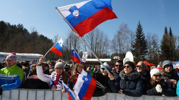 Espetadores com bandeiras eslovenas durante Copa Mundial de Ski masculina em Liubliana, Eslovênia, 12 de março de 2022 - Sputnik Brasil