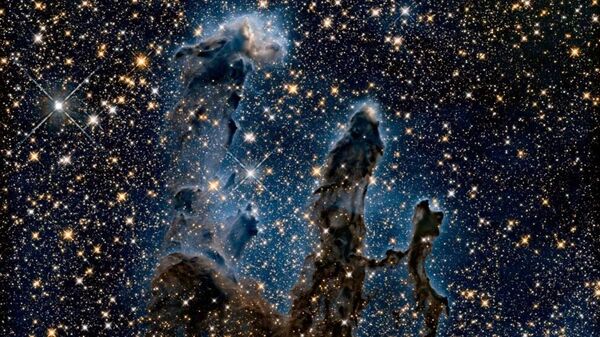 Imagem registrada pelo telescópio Hubble em 2020 da icônica Nebulosa da Águia deverá ficar diferente com a observação infravermelha do James Webb - Sputnik Brasil
