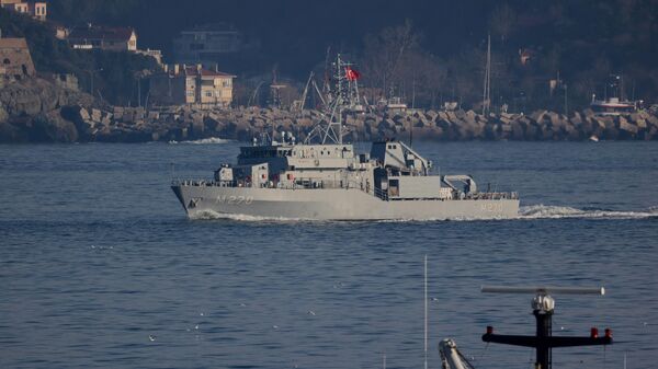 Navio caça-minas TCG Akcay da Marinha turca navega no estreito do Bósforo, a caminho do mar Negro, em Istambul, Turquia, 26 de março de 2022 - Sputnik Brasil