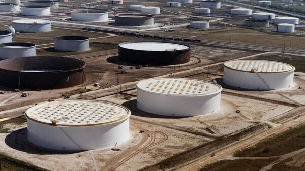 Tanques de armazenamento da Reserva Estratégica de Petróleo dos EUA no Terminal Sunoco, perto de Nederland, Texas - Sputnik Brasil
