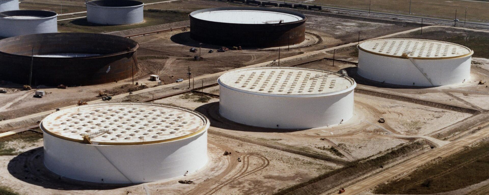 Tanques de armazenamento da Reserva Estratégica de Petróleo dos EUA no Terminal Sunoco, perto de Nederland, Texas - Sputnik Brasil, 1920, 21.05.2023