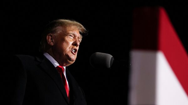 O ex-presidente dos EUA, Donald Trump, fala durante um comício em Commerce, Geórgia, EUA, 26 de março de 2022 - Sputnik Brasil