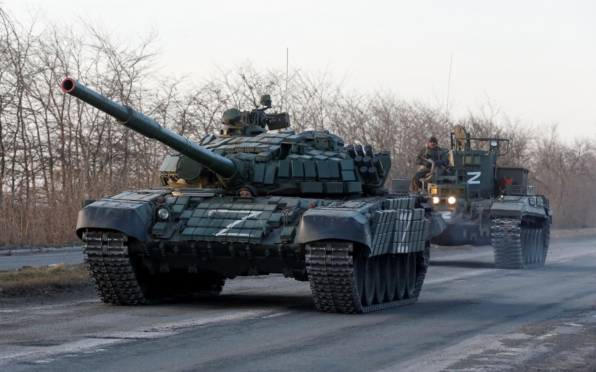 Membros do serviço de tropas pró-Rússia são vistos no topo de veículos blindados durante o conflito Ucrânia-Rússia em uma estrada que leva à cidade de Mariupol, Ucrânia, 28 de março de 2022 - Sputnik Brasil, 1920, 06.04.2022