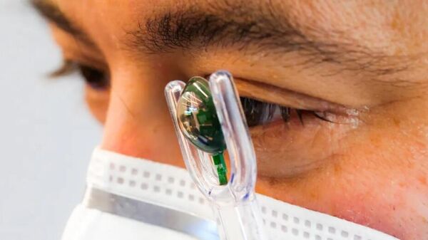 Mojo Vision desenvolve lentes de contato com rastreamento ocular, habilitadas para exibição, chegando cada vez mais perto da realidade. - Sputnik Brasil