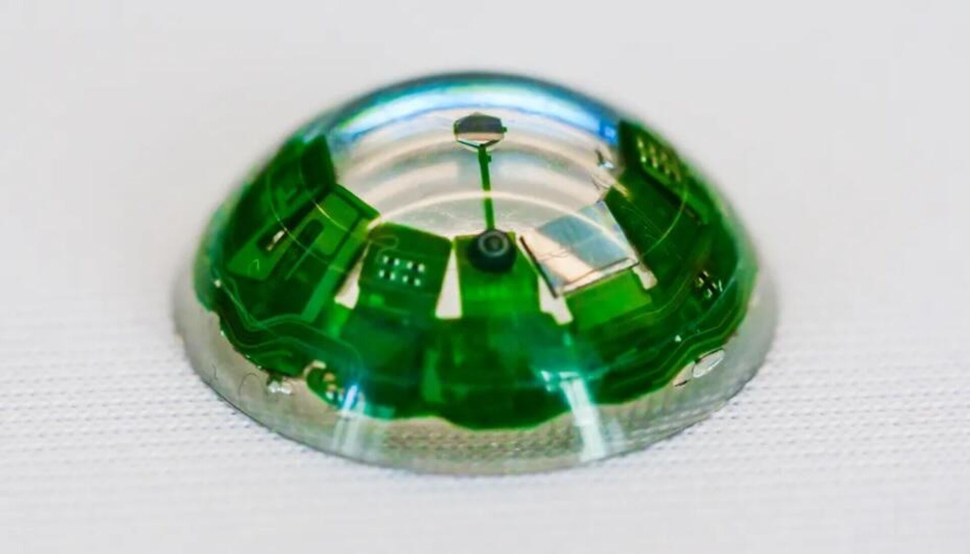 As lentes Mojo Vision são feitas para se conectar sem fio a um dispositivo local, mantendo o rastreamento de movimento e os elementos de exibição na própria lente. - Sputnik Brasil, 1920, 01.04.2022