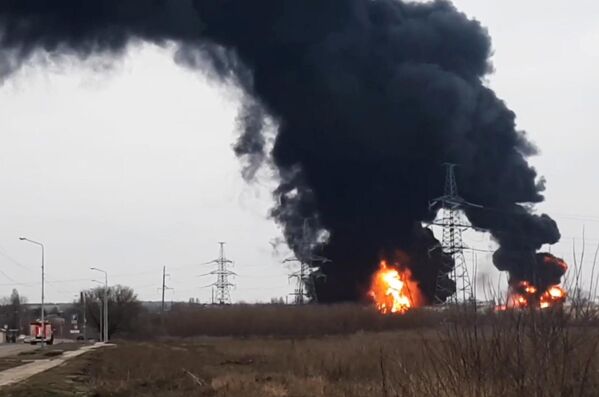 Colunas de fumaça são vista após bombardeio ucraniano de depósito de petróleo em Belgorod, Rússia. - Sputnik Brasil