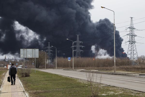 Coluna de fumaça após incêndio tomar conta de depósito de petróleo em Belgorod, Rússia. - Sputnik Brasil