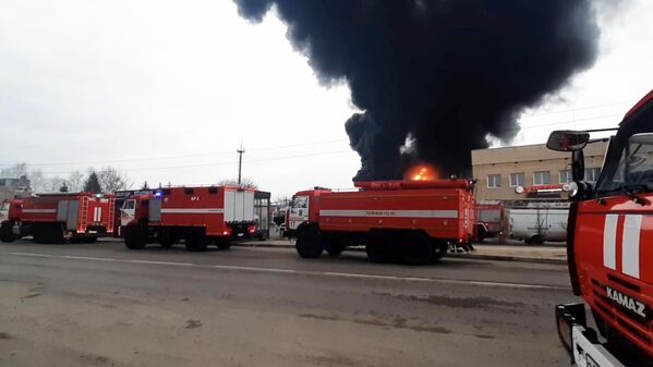 Bombeiros chegam ao local do incêndio no depósito de petróleo em Belgorod, Rússia. - Sputnik Brasil