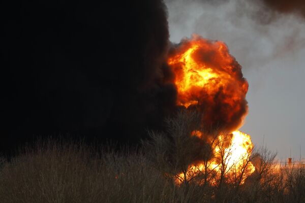 Incêndio em depósito de petróleo em Belgorod, Rússia. - Sputnik Brasil