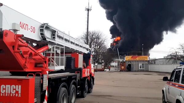 Bombeiros tentam conter o incêndio no depósito de petróleo em Belgorod, Rússia. - Sputnik Brasil