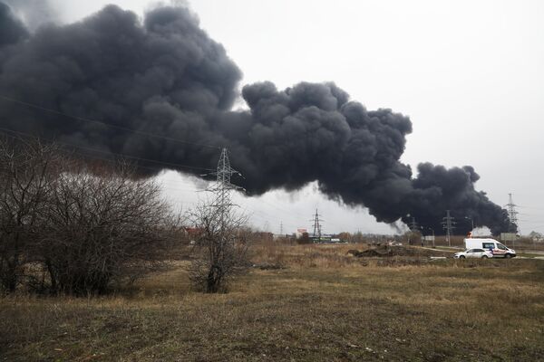 Coluna de fumaça após incêndio tomar conta de depósito de petróleo em Belgorod, Rússia. - Sputnik Brasil