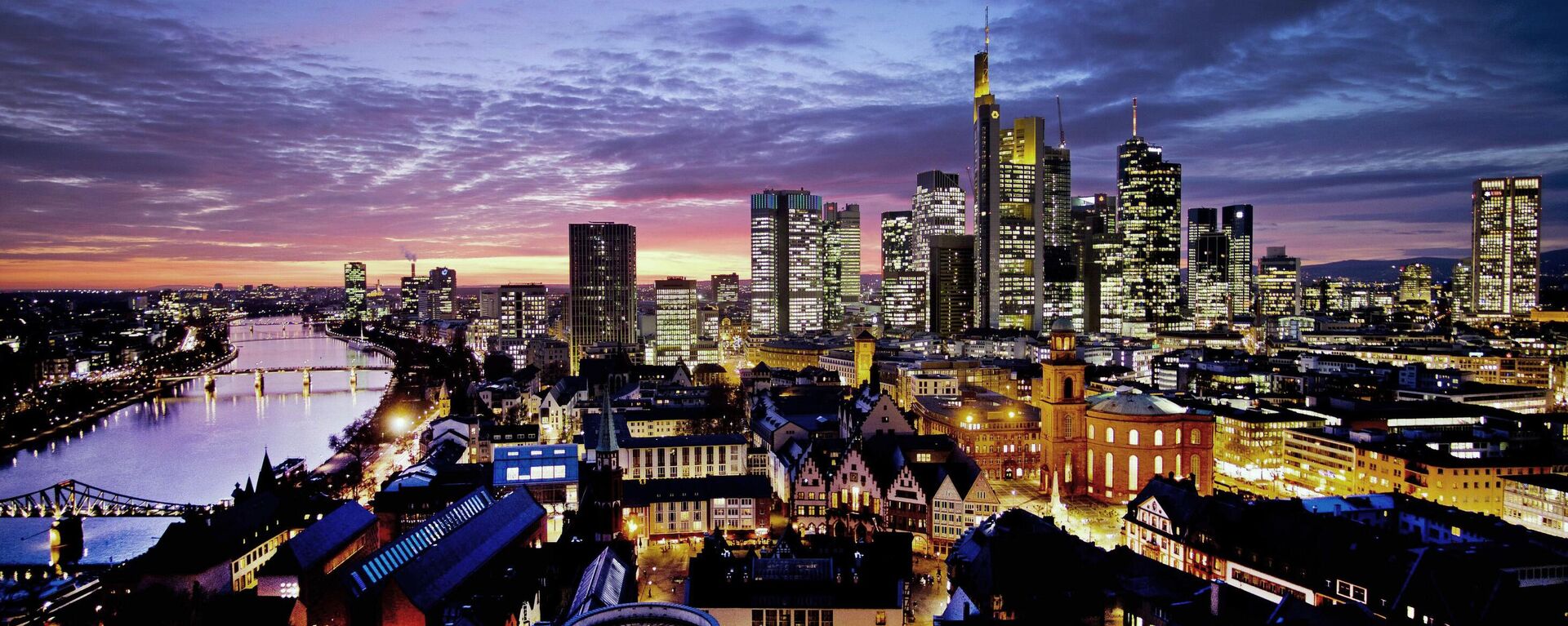 O sol se põe sobre os prédios do distrito bancário da cidade de Frankfurt com empresas como Volkswagen, Siemens e BASF, 19 de agosto de 2019 - Sputnik Brasil, 1920, 01.04.2022