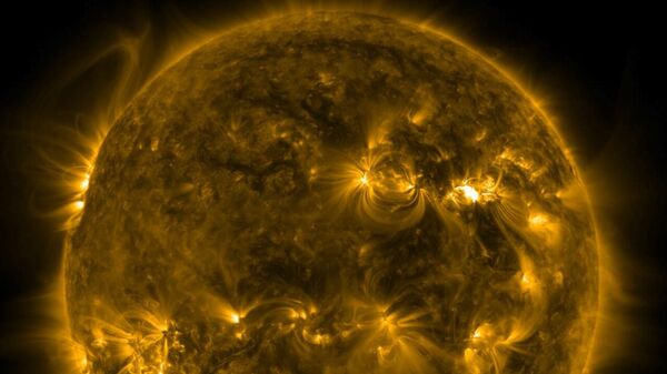 Solar Dynamics Observatory da NASA captura imagem de uma significante erupção solar (flash brilhante na parte superior direita da imagem), 30 de março de 2022 - Sputnik Brasil