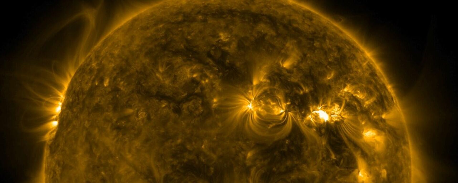 Solar Dynamics Observatory da NASA captura imagem de uma significante erupção solar (flash brilhante na parte superior direita da imagem), 30 de março de 2022 - Sputnik Brasil, 1920, 01.04.2022