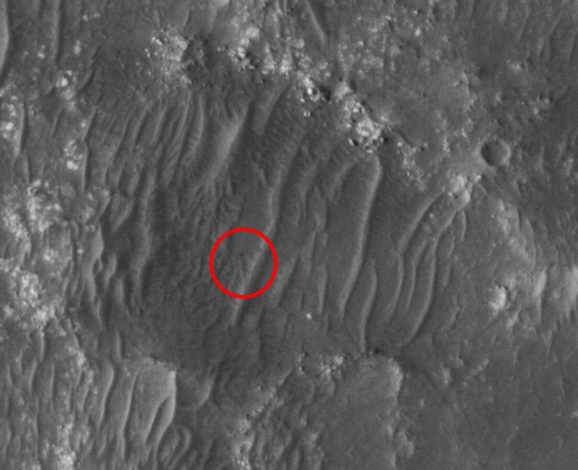 Mini-helicóptero da NASA foi flagrado dentro de cratera marciana por satélite da NASA - Sputnik Brasil, 1920, 01.04.2022