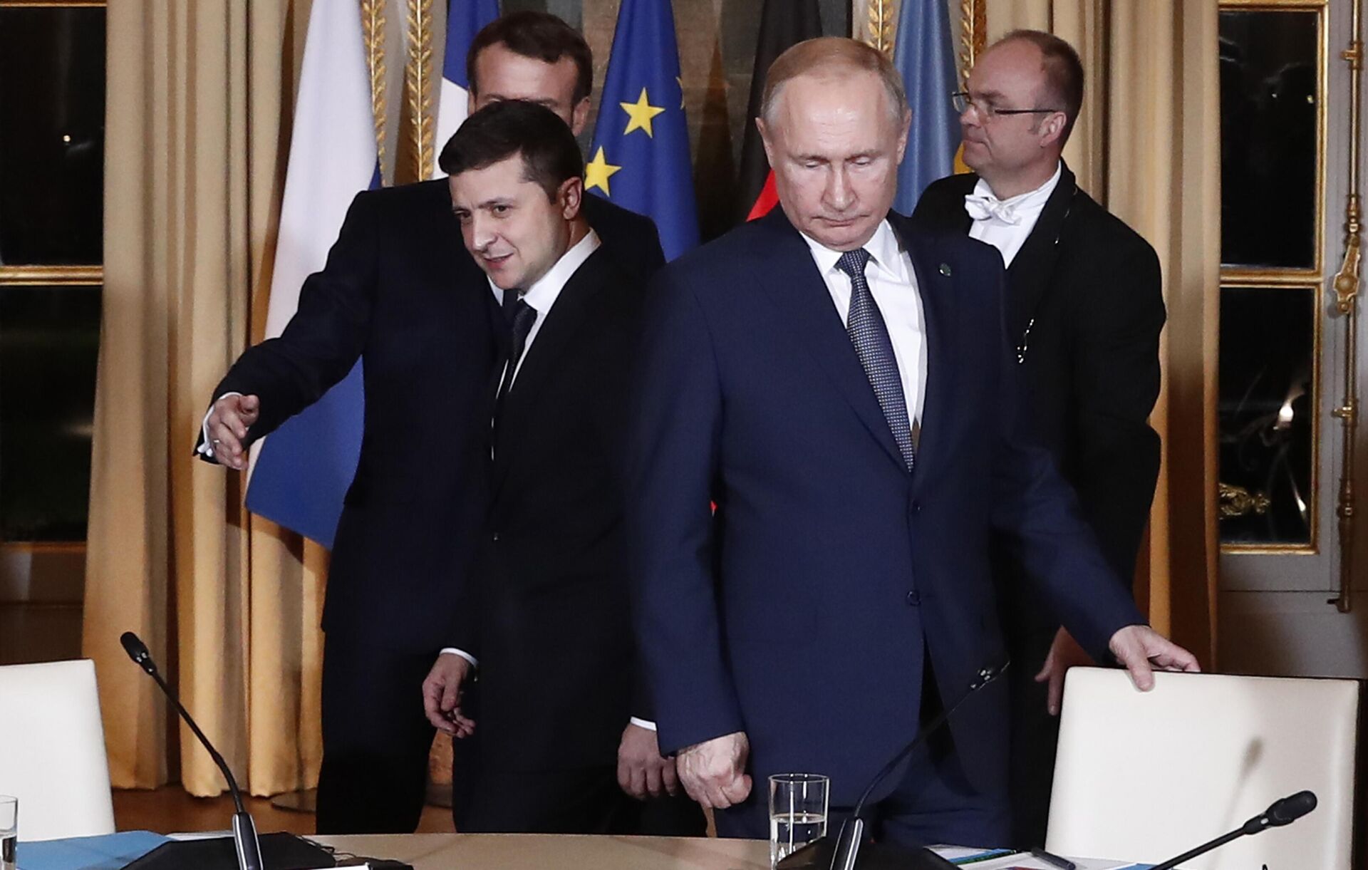 Vladimir Zelensky (à esquerda), presidente da Ucrânia, e Vladimir Putin (à direita), presidente da Rússia, chegam a sessão de trabalho no Palácio do Eliseu, em Paris, em 9 de dezembro de 2019 - Sputnik Brasil, 1920, 28.07.2023