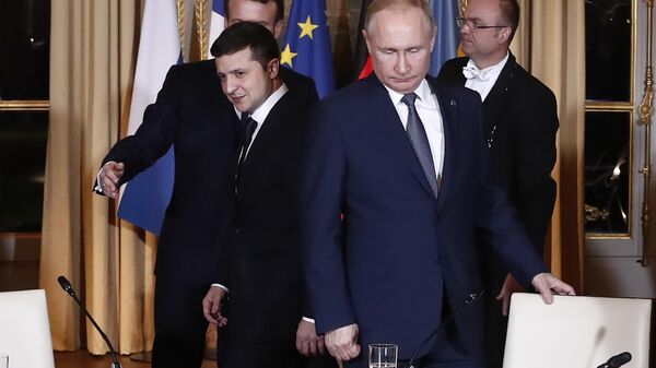 Vladimir Zelensky (à esquerda) e Vladimir Putin (à direita) chegam a sessão de trabalho no Palácio do Eliseu, em Paris, França, 9 de dezembro de 2019 - Sputnik Brasil