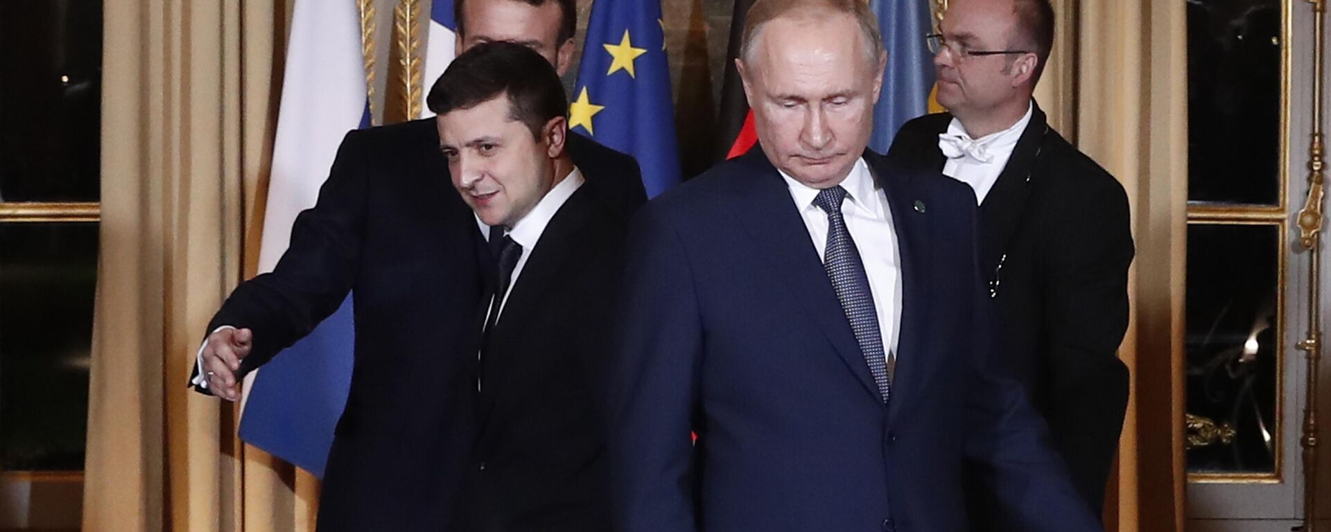 Vladimir Zelensky (à esquerda), presidente da Ucrânia, e Vladimir Putin (à direita), presidente da Rússia, chegam a sessão de trabalho no Palácio do Eliseu, em Paris, em 9 de dezembro de 2019 - Sputnik Brasil, 1920, 07.10.2022