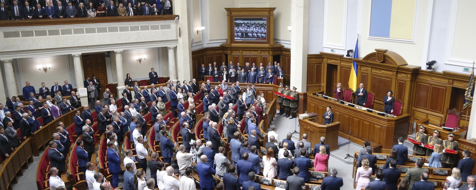 O novo presidente ucraniano Vladimir Zelensky, ao fundo à direita, canta o hino nacional durante sua cerimônia de posse na Suprema Rada, em Kiev, Ucrânia, 20 de maio de 2019 - Sputnik Brasil, 1920, 07.02.2023