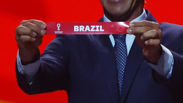 O ex-jogador brasileiro Cafu exibe o nome do Brasil durante o sorteio da Copa do Mundo de 2022 em Doha, no Catar, em 1º de abril de 2022. - Sputnik Brasil